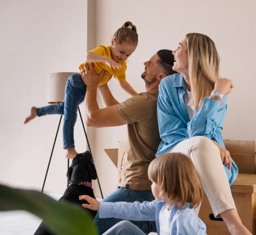 Familie in einem Wohnraum