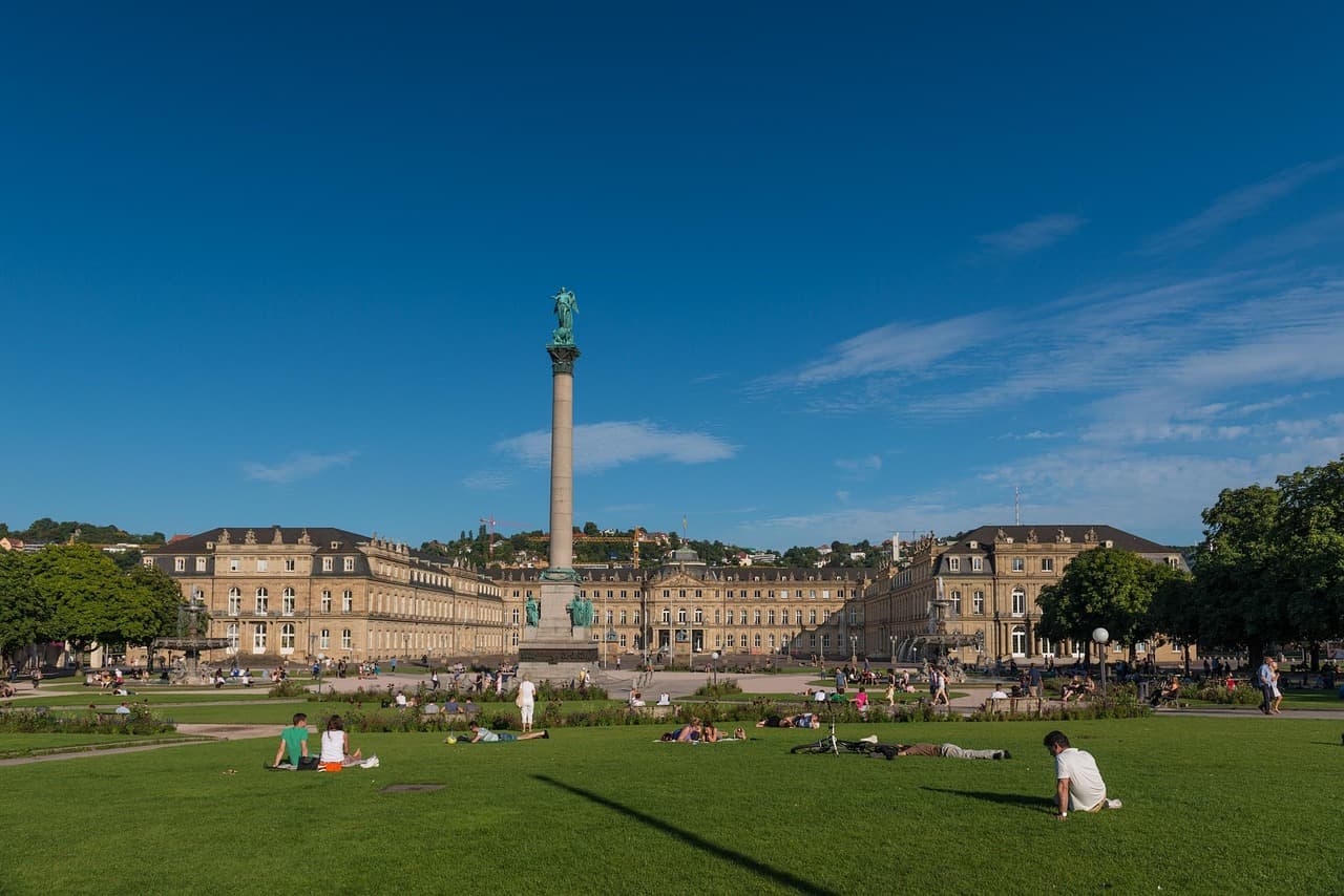 Stuttgart, Schlossplatz mit Neuem Schloss und Jubiläumssäule