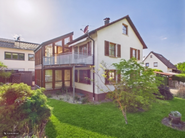 Familienidylle – modernisiertes ZFH mit Doppelgarage, Hof und Garten, 71149 Bondorf, Zweifamilienhaus